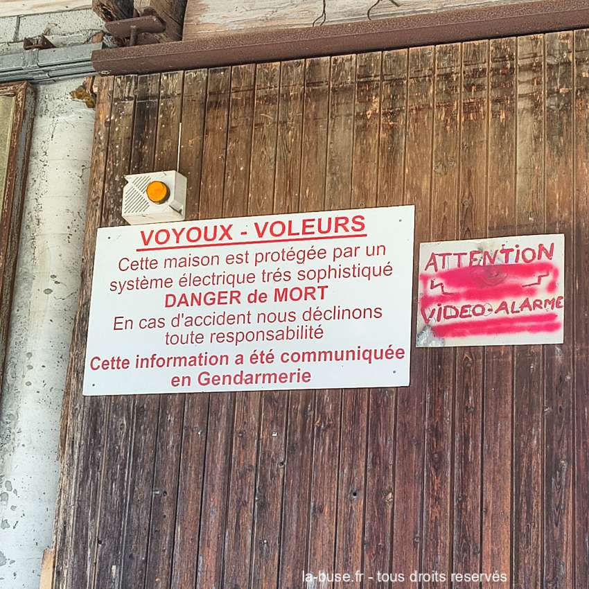 panneau maison piégée