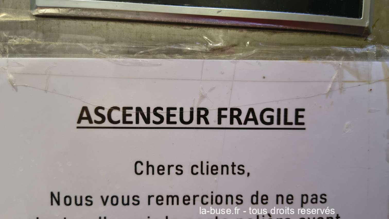 Ascenceur avec un panneau fragile